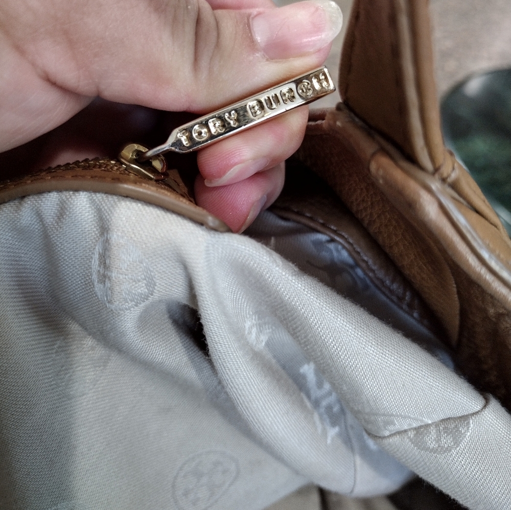 Tory Burch Hannah Pocket Hobo in Sand - Picture 4 of 15